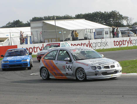 Trioen Ole Eberhard, Sonny Nielsen og Morten Olsen i kamp.